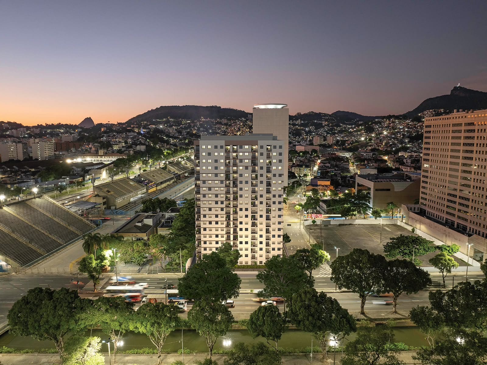 Vista aérea noturna com o Cristo Redentor ao fundo